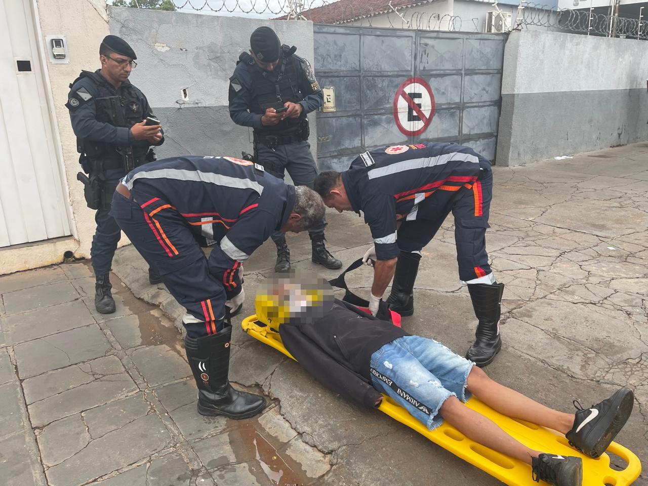 Atropelamento e prisão de homem que estava com tornoleira eletrônica é registrado na frente de casa de shows 