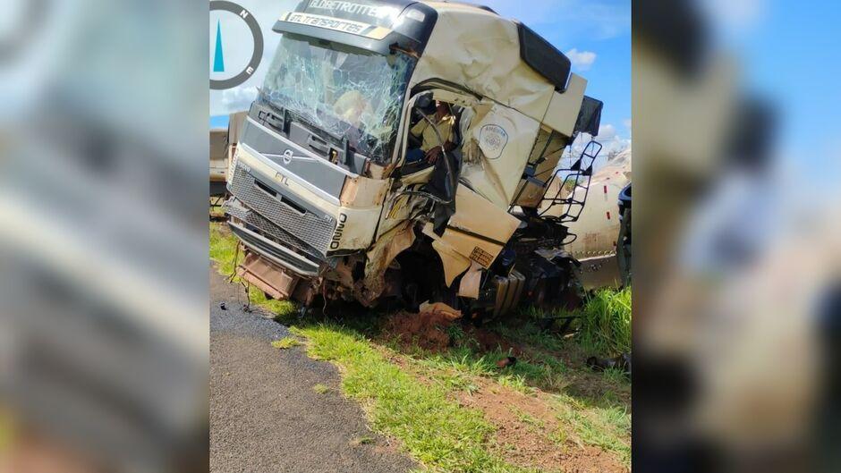 Batida frontal entre carretas deixa caminhoneiro em estado grave na MS-306, em Costa Rica