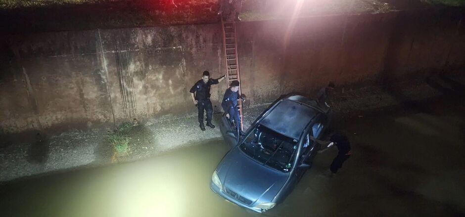 Bebê e três adultos são resgatados de carro em córrego de Paranaíba Bebê e três adultos são resgatados de carro em córrego de Paranaíba