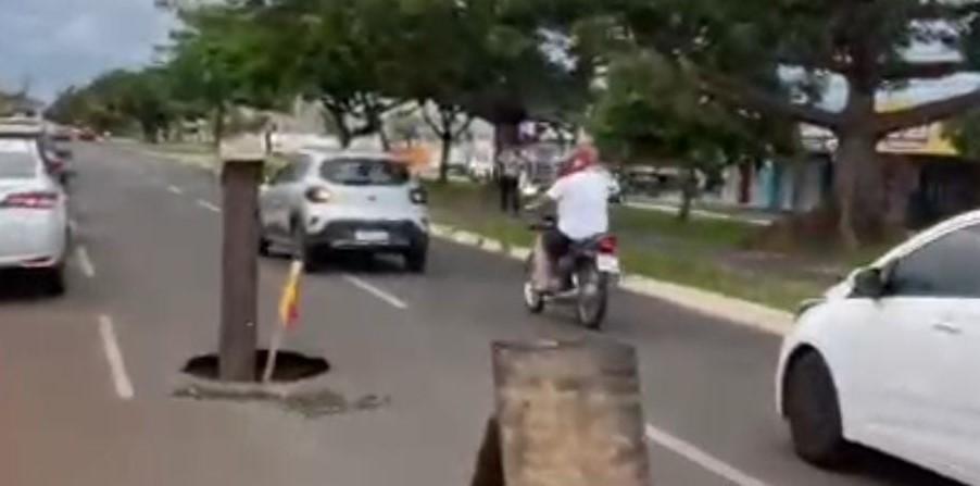 Bueiro que rompeu desde sábado ainda causa perigo a motoristas que trafegam pela Av. Filinto Müller 