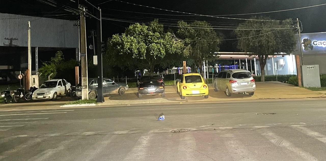 Calçada na frente de emissora de rádio na Lagoa Maior são invadidas por carros e motos e pedestres são obrigados a andar no asfalto