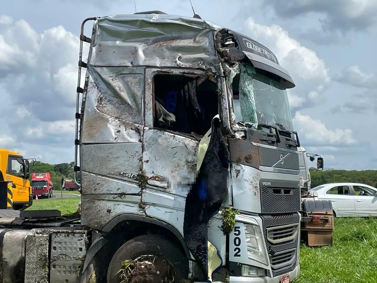 Caminhão tomba em rotatória de rodovia e mobiliza guindastes para remoção na divisa de MS e SP