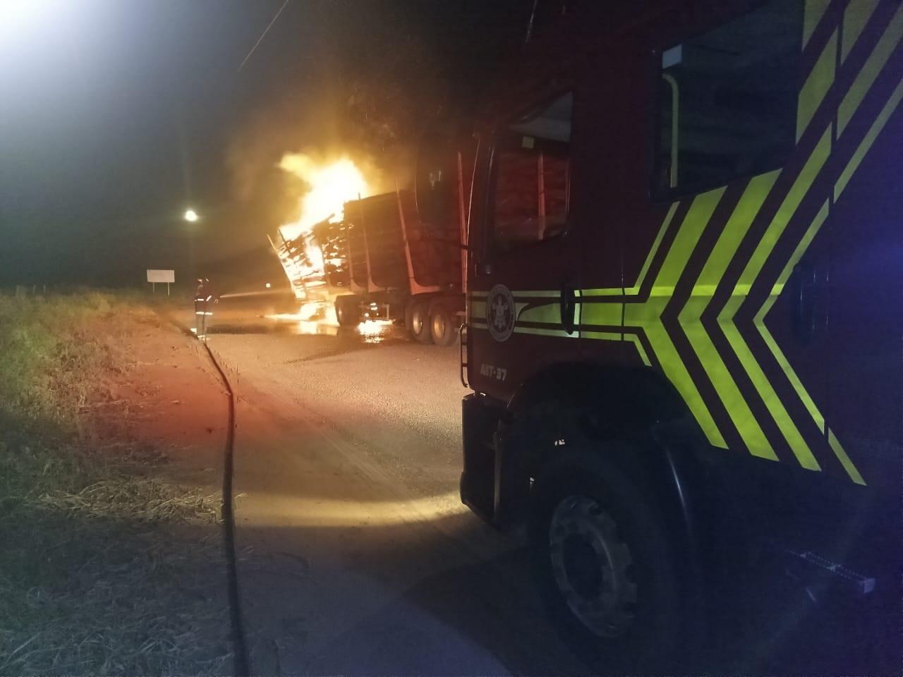 Carreta carregada com eucalipto pega fogo e bombeiros precisam usar 10 mil litros de água para extinguir as chamas 