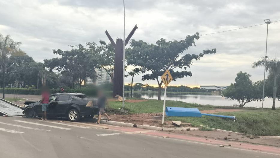 Carro descontrolado derruba postes e por pouco não cai na Lagoa Maior em Três Lagoas Carro descontrolado derruba postes e por pouco não cai na Lagoa Maior em Três Lagoas