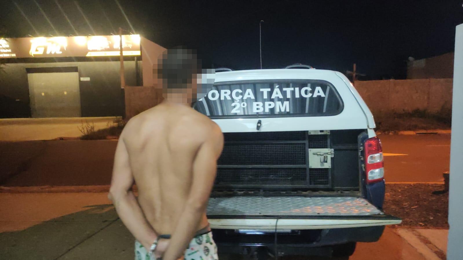  Deu ruim: Homem enfrenta Força Tática da PM, leva tiro de borracha e acaba preso com droga e simulacro de arma no Jd. Alvorada 