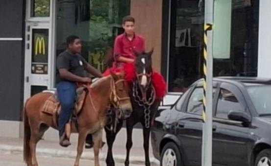 Drive-thru do McDonald’s de Três Lagoas atende até cavaleiros que fizeram seus pedidos Drive-thru do McDonald’s de Três Lagoas atende até cavaleiros que fizeram seus pedidos