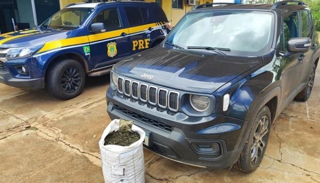 Em Água Clara, PRF apreende 20 Kg de skunk ocultados dentro dos pneus de Jeep/Renegade Em Água Clara, PRF apreende 20 Kg de skunk ocultados dentro dos pneus de Jeep/Renegade
