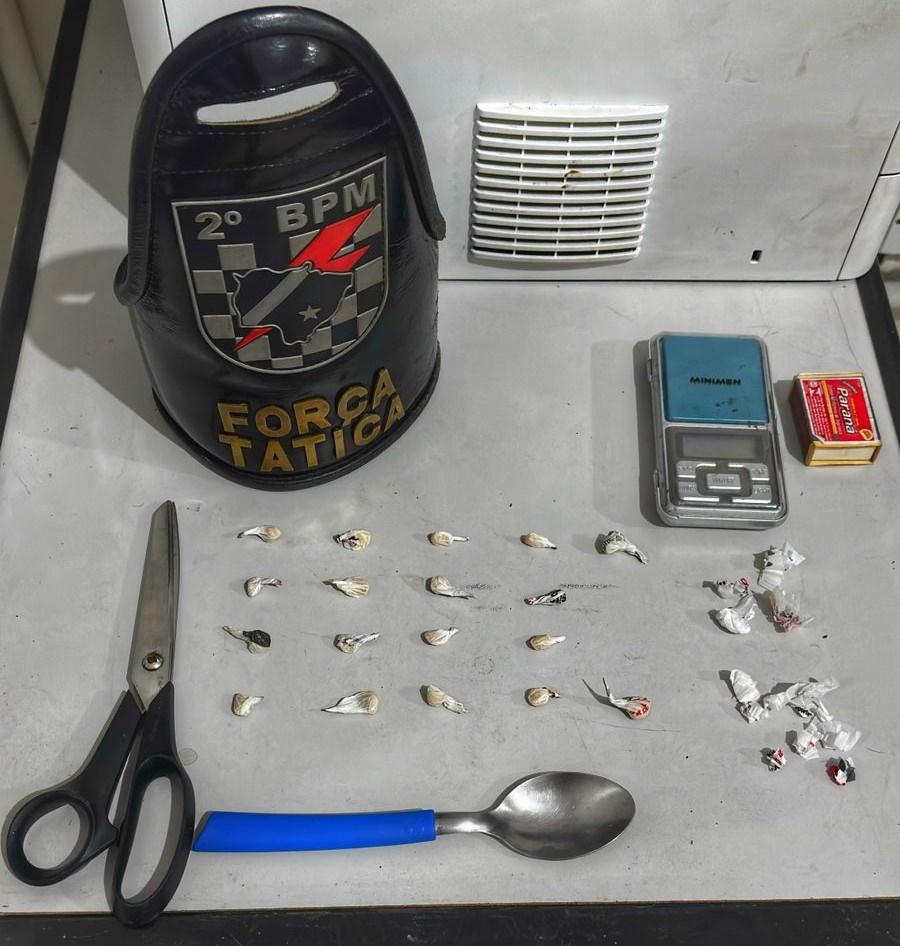 Força Tática prende homem que ao avistar a PM, tenta dispensar drogas ao lado de poste no bairro Pq. São Carlos