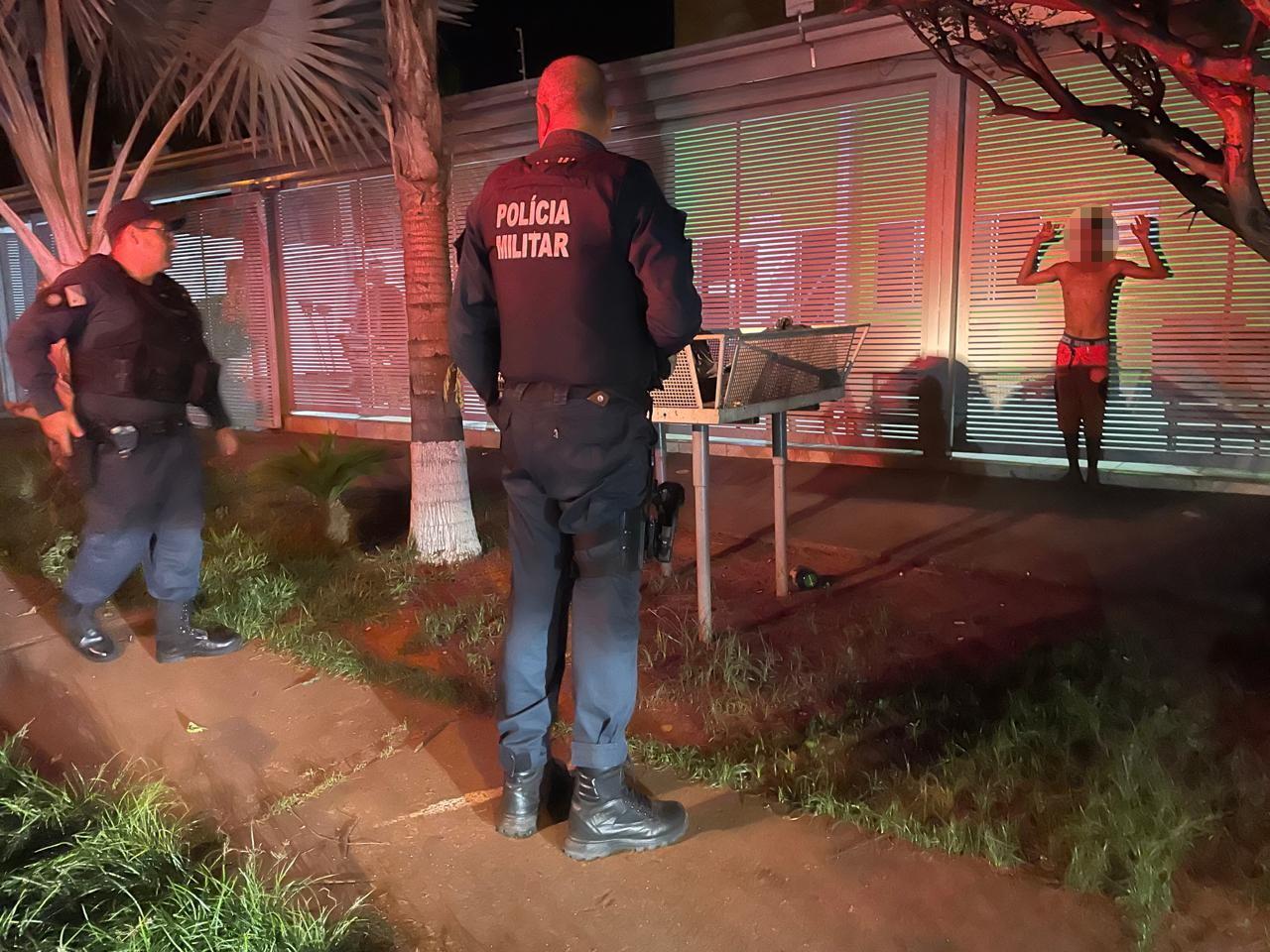 Homem ao chegar embriagado em hotel de Três Lagoas “sai no soco” com amigo de trabalho 