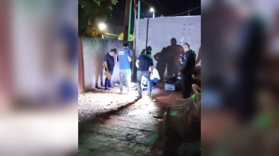 Homem é morto a tiros e facadas em Dourados; suspeito fugiu do local
