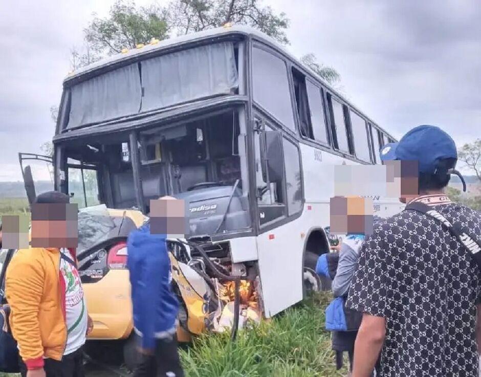 Homem morre após carro bater de frente com ônibus na MS-295 Homem morre após carro bater de frente com ônibus na MS-295