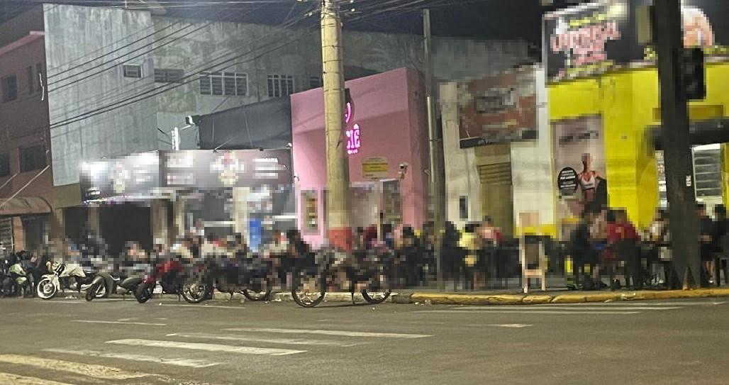 Homem que fazia manobras perigosas na frente de conveniência é preso após perseguição policial 