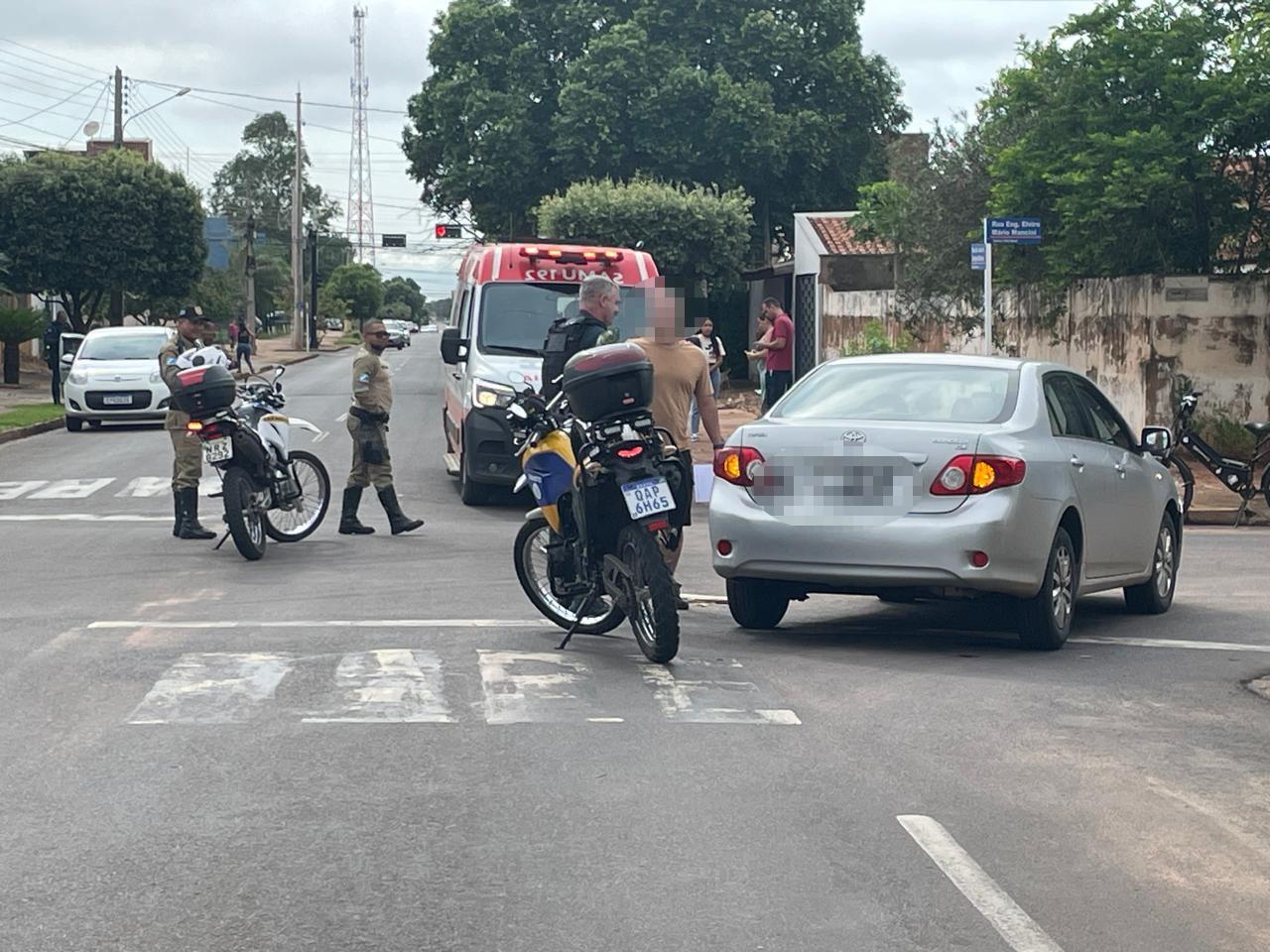  Jovem de 17 anos que estava em bicicleta elétrica fica ferida após colisão com Toyota Corolla 