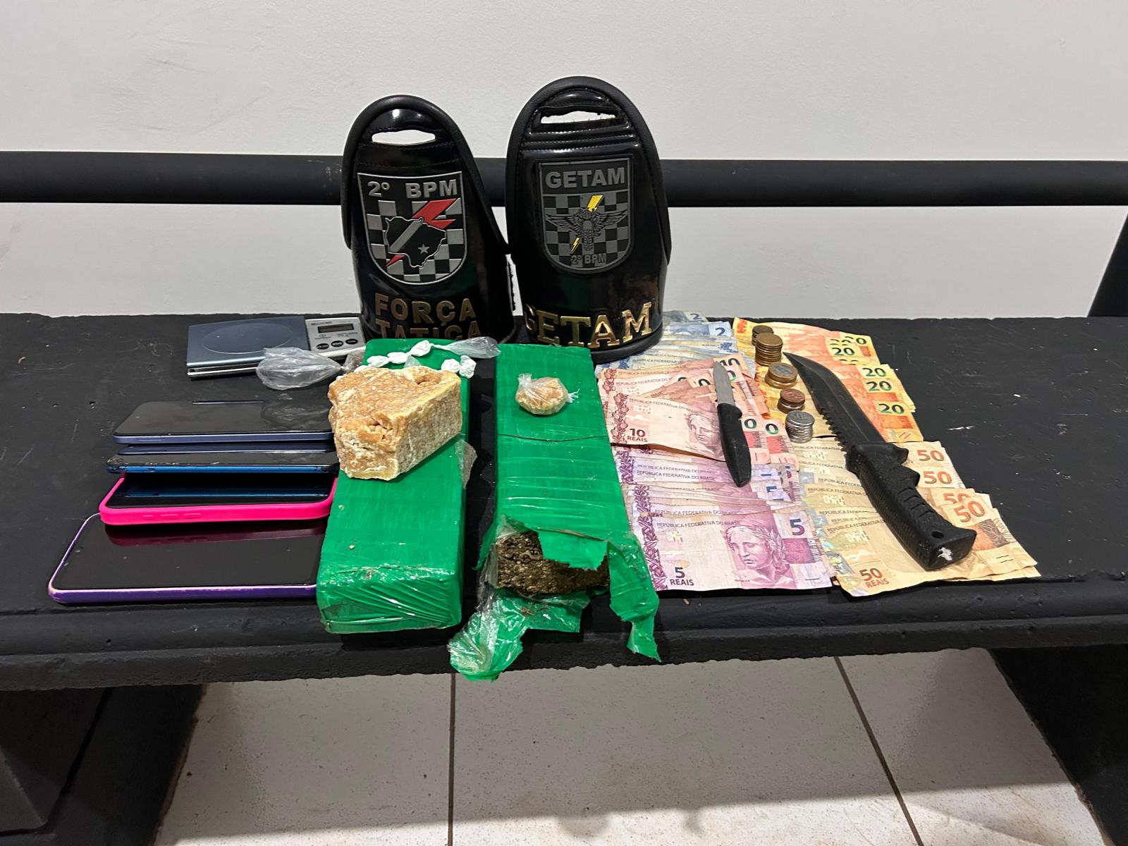 Jovem que entregava drogas em CB 600 Hornet resiste à prisão do Getam e Tático da PM e policiais precisaram agir e arrombar portão de residência no Vila Zuque 