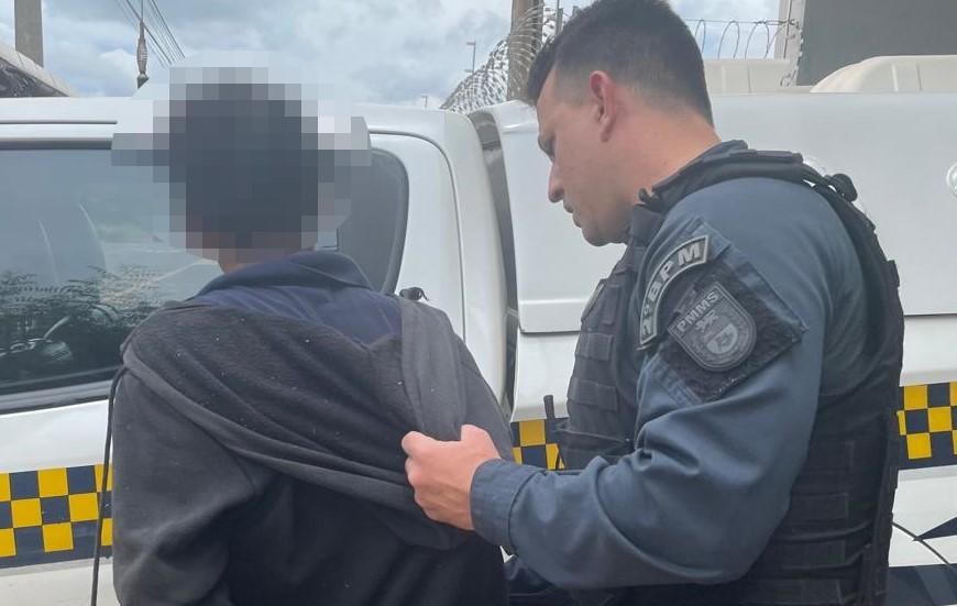 Ladrão “Brabão” precisou ser algemado após ser reconhecido pelas vítimas na frente da rodoviária de Três Lagoas 