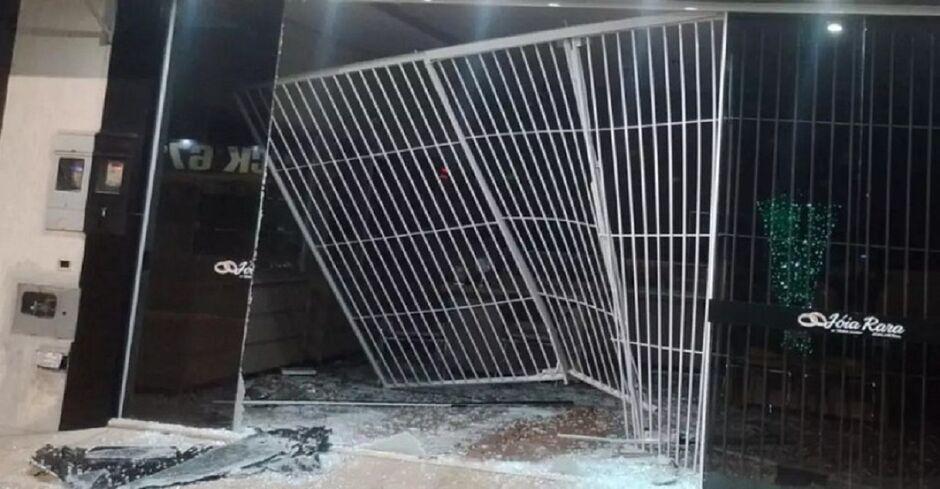 Ladrões usam picape para invadir joalheria e furtam R$ 15 mil em joias em Aparecida do Taboado