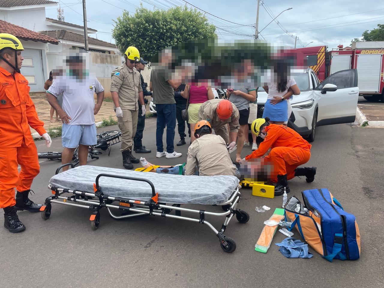 Menor que estava em bicicleta elétrica fica gravemente ferida em acidente com dois carros na Av. Eloy Chaves 