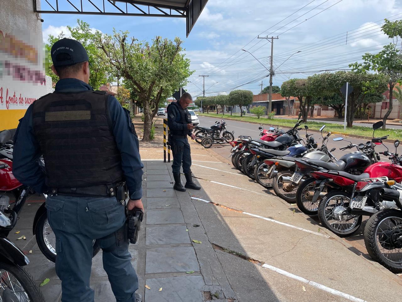 Moto furtada é encontrada em oficina na Rua Maria Guilhermina Esteves em Três Lagoas Moto furtada é encontrada em oficina na Rua Maria Guilhermina Esteves em Três Lagoas