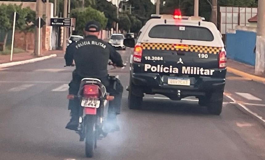 Motociclista passa “estralando escape” de moto ao lado da PM e é apreendido no Novo Oeste 