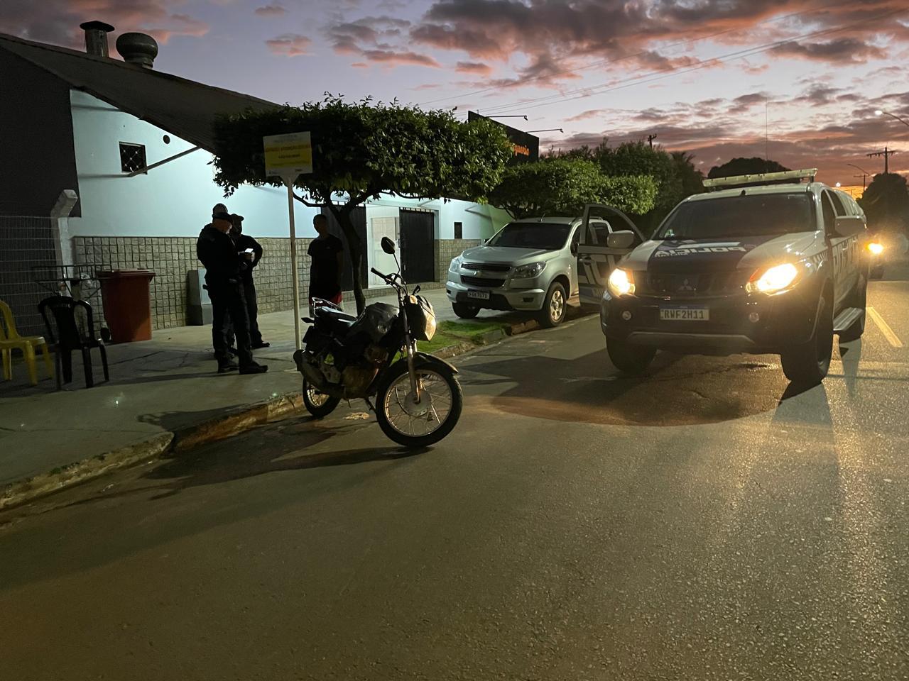 Motoentregador com escape de moto aberto e sem CNH “fura sinal vermelho” na frente da PM e após perseguição acaba detido 