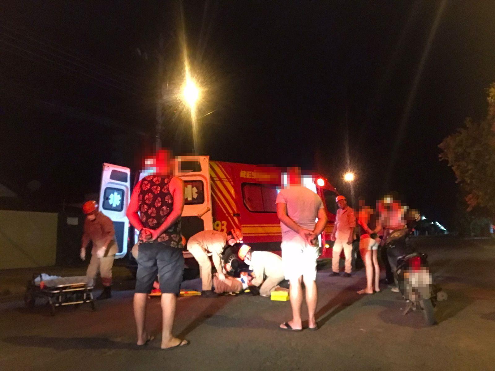 Mulher que pulou de Dodge Ram em movimento é socorrida pelos bombeiros no bairro Vila Nova 