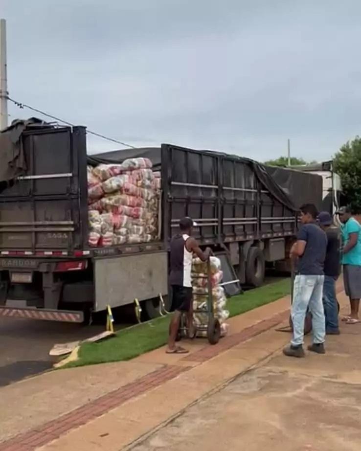 Prefeito anuncia início da distribuição de cestas básicas para o Natal Solidário Prefeito anuncia início da distribuição de cestas básicas para o Natal Solidário