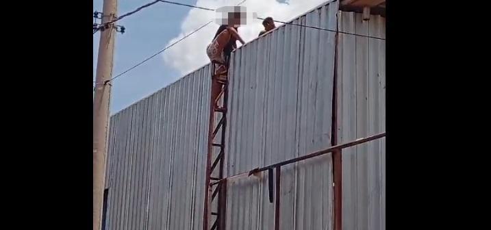 Rádio Patrulha e bombeiros fazem negociação para que jovem não pulasse de telhado no Jd. Imperial 