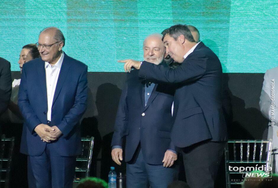Riedel mostra a Lula que MS é sustentável e cobra investimentos em ferrovias Riedel mostra a Lula que MS é sustentável e cobra investimentos em ferrovias