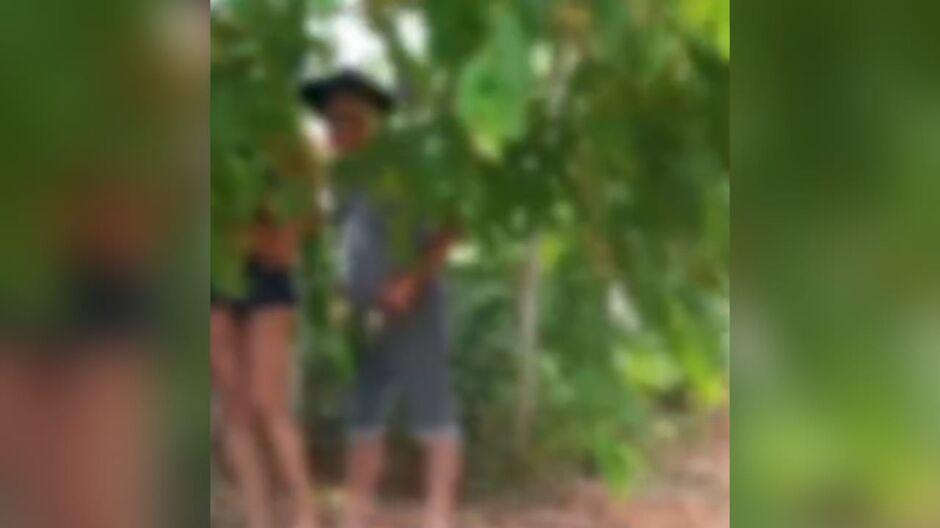 'Segura peão': na sombrinha, 'tiozão' e travesti são vistos em ato sexual em Aquidauana