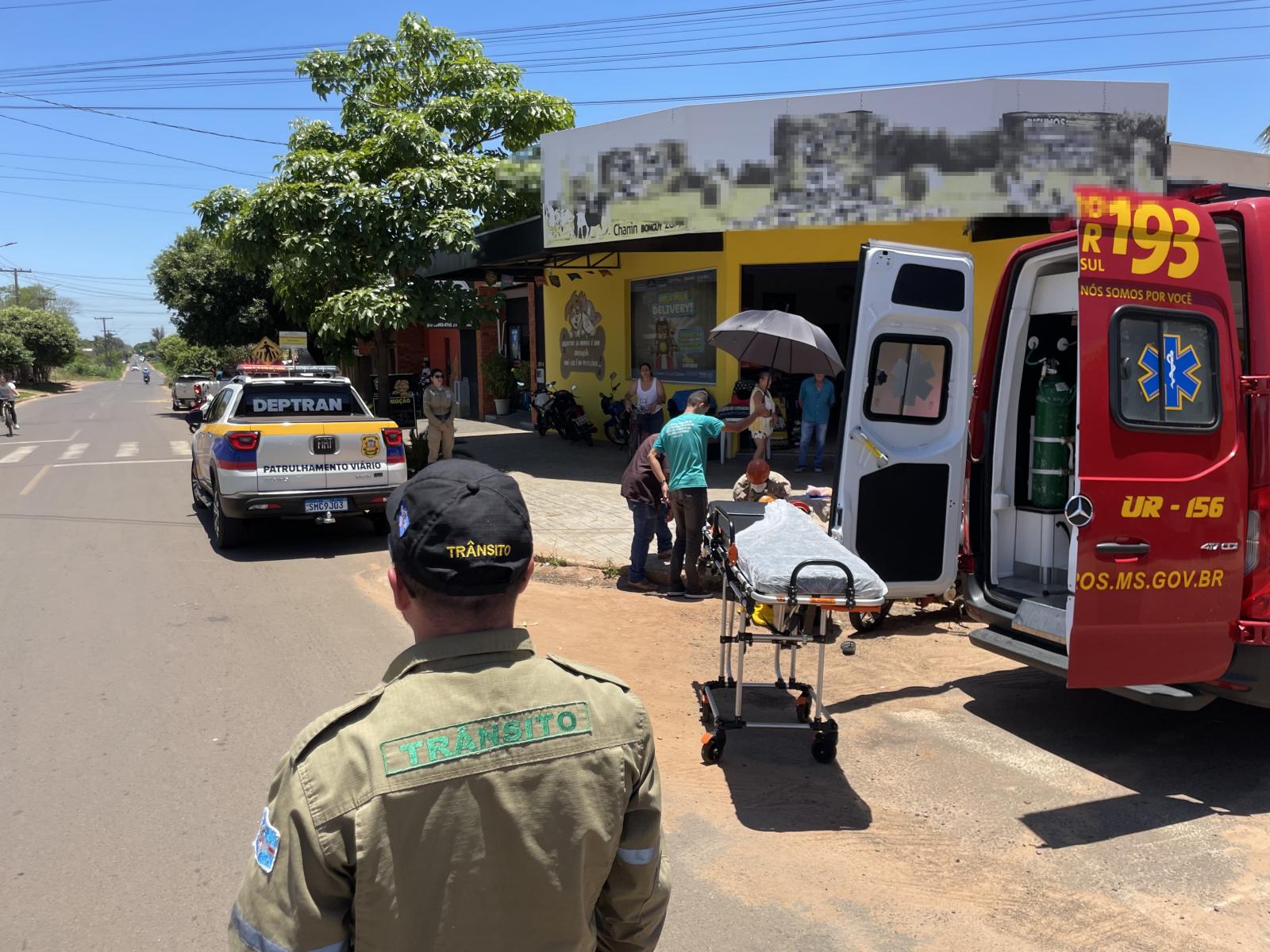 Terra em asfalto em rua do Alto da Boa Vista provoca queda de motociclista em Três Lagoas 