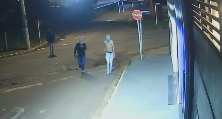  Trio quebra vidro de loja de motos na Rua Sobral no Santa Luzia 