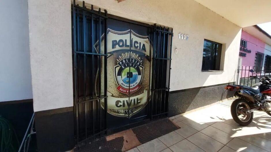 Bêbado, homem causa tumulto e furta dinheiro de conveniência em Rio Brilhante