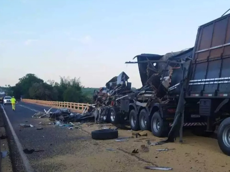Caminhoneiro morre em batida com carreta ao tentar desviar de buraco em Mundo Novo