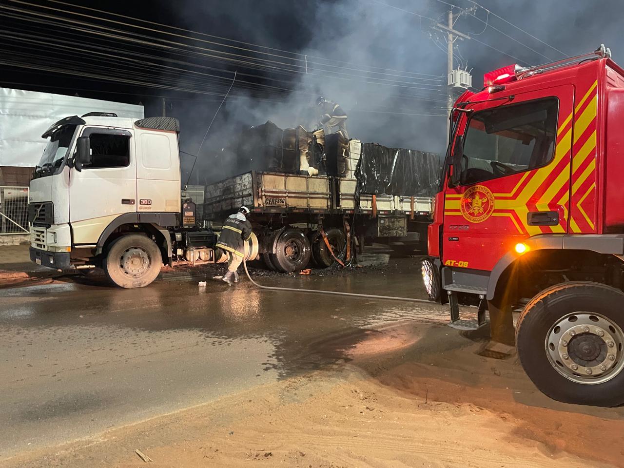 "Carreta Carregada com Celulose Pega Fogo em Três Lagoas; Motorista Escapa Ileso"