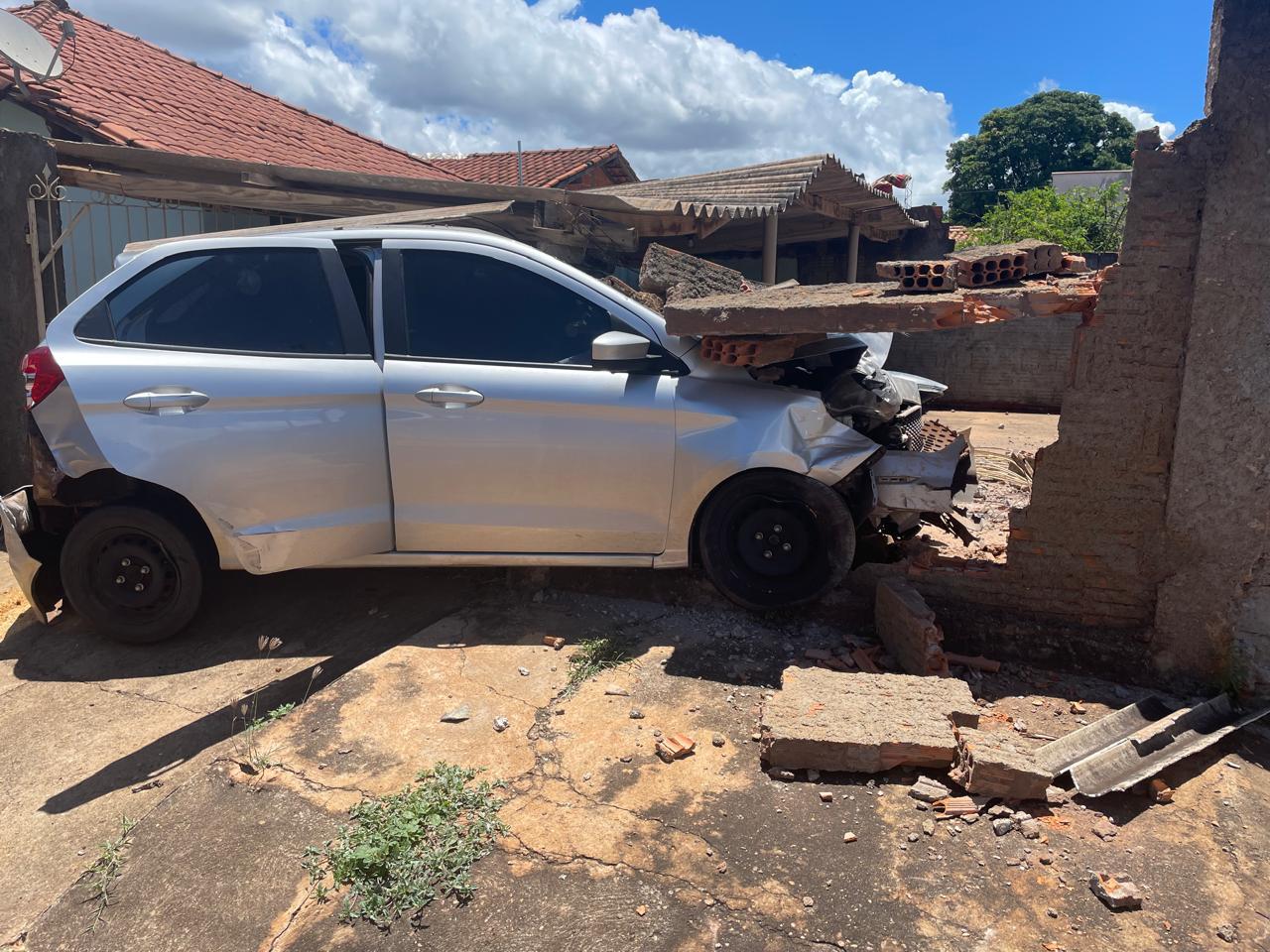 Carro que invadiu residência e quase causou tragédia no Paranapungá não possuía restrições de roubo ou furto; policias intensificam investigações Carro que invadiu residência e quase causou tragédia no Paranapungá não possuía restrições de roubo ou furto; policias intensificam investigações
