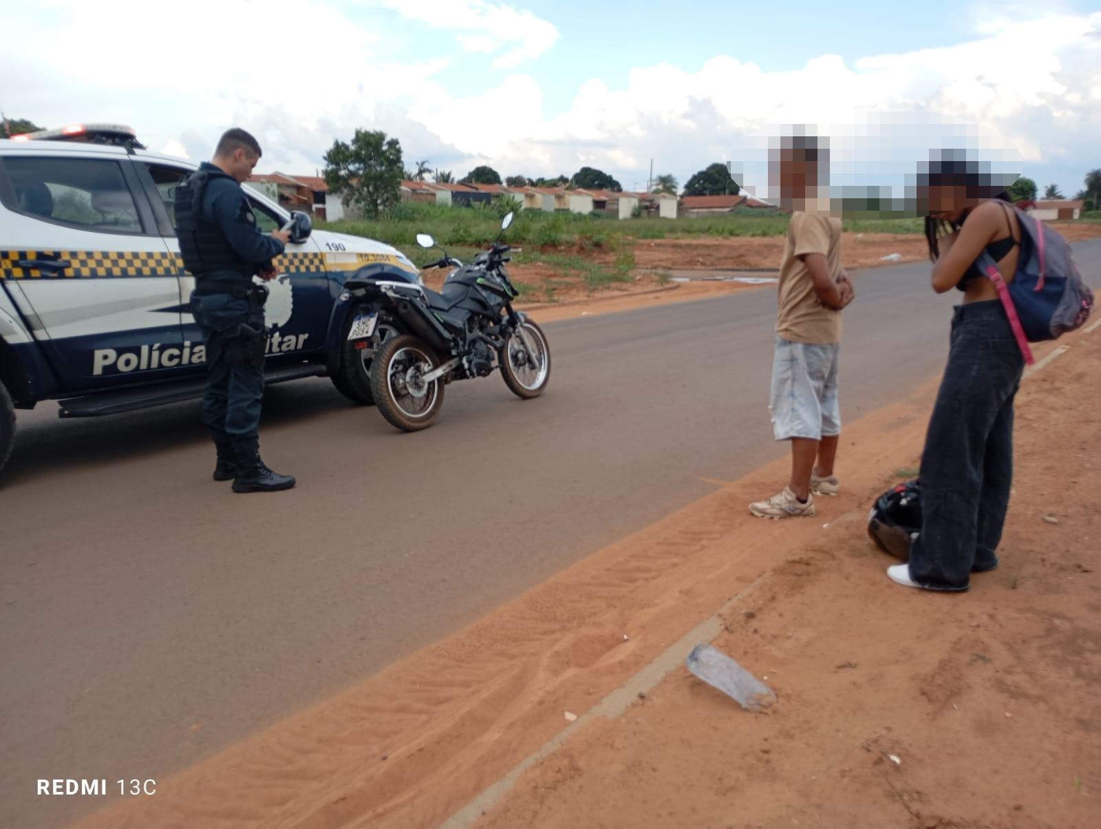 Deu Ruim: Jovem Tenta Impressionar Namorada Empinando Moto e Acaba Apreendido pela PM Deu Ruim: Jovem Tenta Impressionar Namorada Empinando Moto e Acaba Apreendido pela PM
