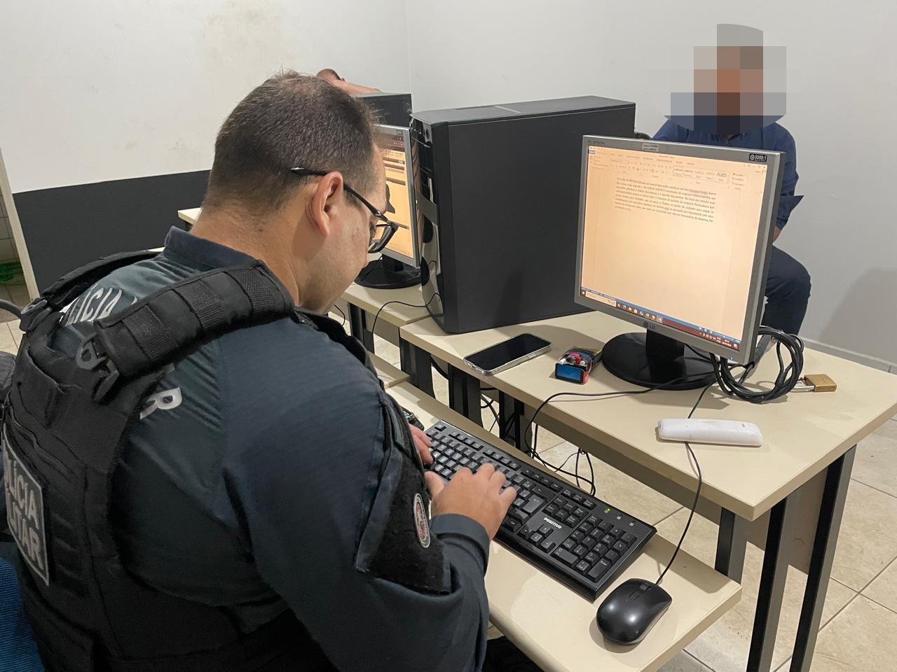 Dono de farmácia é preso pela PM após invadir ônibus com lata de cerveja e agredir instrutor Dono de farmácia é preso pela PM após invadir ônibus com lata de cerveja e agredir instrutor