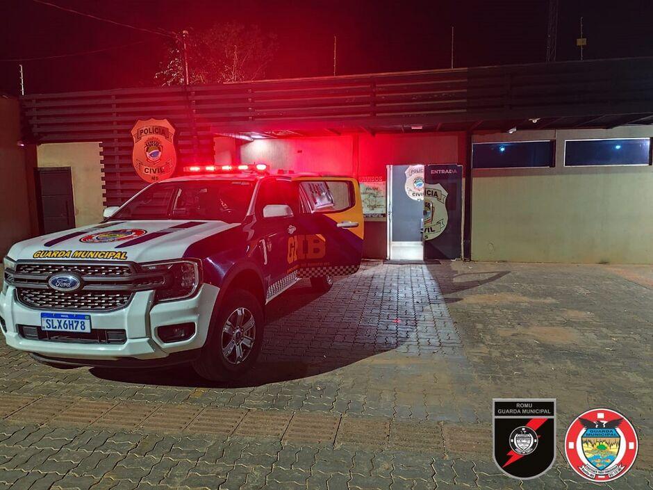 Homem arrasta e agride ex, mas se esconde em banheiro em Bonito