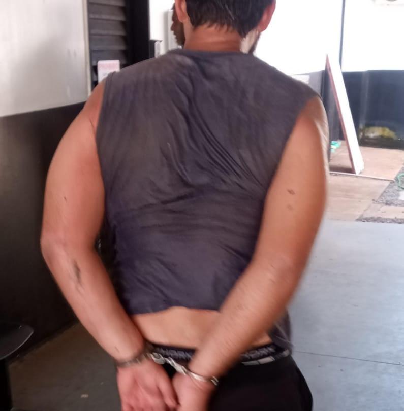 Homem é Contido com Spray de Pimenta Após Surto e Destruição em Condomínio no Novo Oeste Homem é Contido com Spray de Pimenta Após Surto e Destruição em Condomínio no Novo Oeste