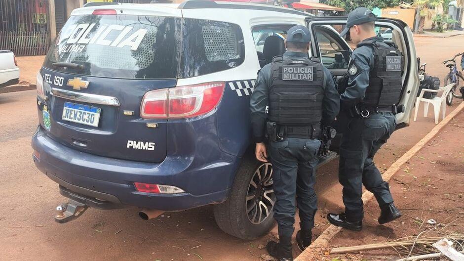 Homem é espancado com madeira na cabeça e suspeito diz ser Homem é espancado com madeira na cabeça e suspeito diz ser 'juiz'