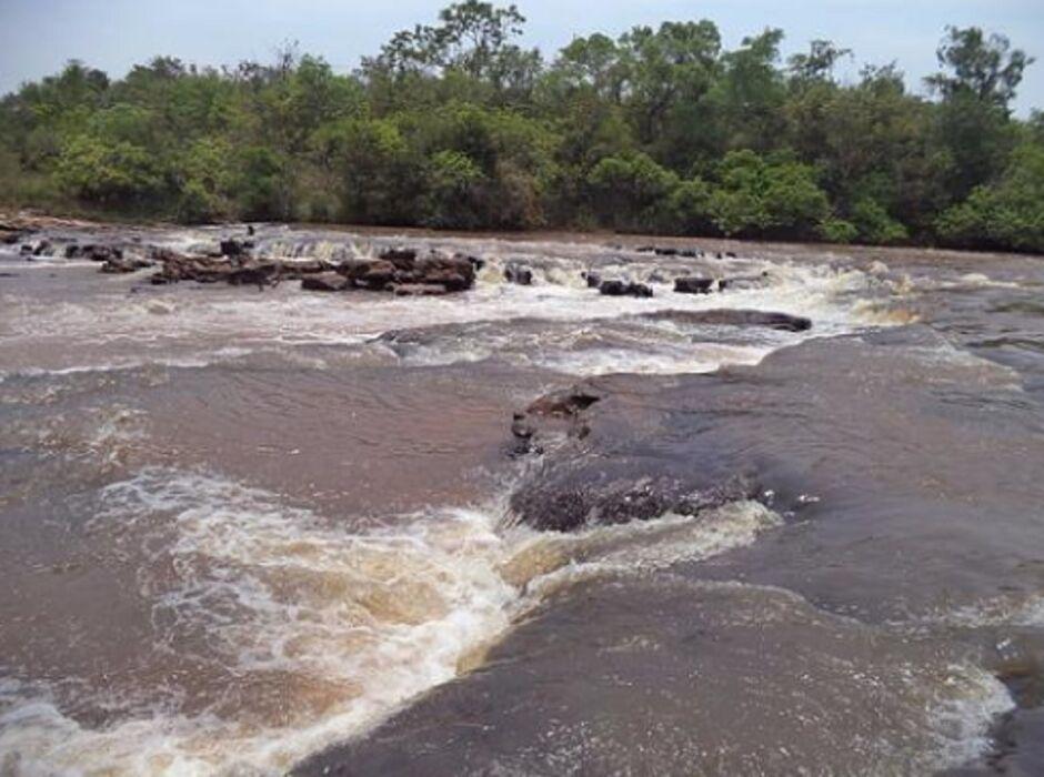 Jovem de 18 anos sai para nadar com amigos e morre afogado no Rio Aquidauana