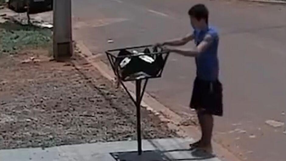 Ladrão arranca lixeira de calçada e vende por R$ 15 em Sidrolândia