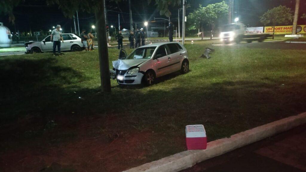 Motorista embriagado colide com carro e foge levando 15 latas de cerveja Motorista embriagado colide com carro e foge levando 15 latas de cerveja