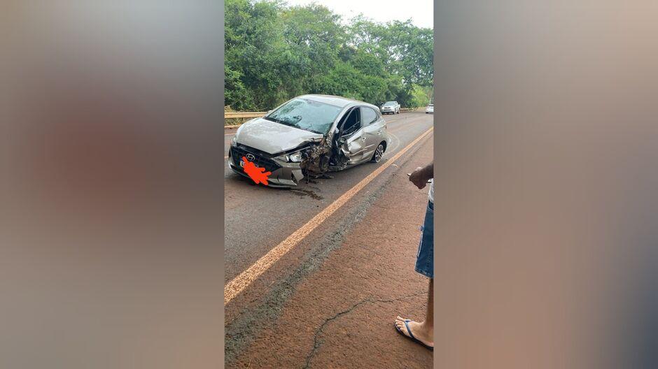 Motorista perde controle da direção e bate carro em árvore na BR-376