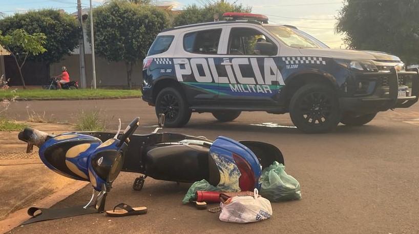 Mulher colide contra viatura da PM de Três Lagoas e recebe socorro dos próprios policiais Mulher colide contra viatura da PM de Três Lagoas e recebe socorro dos próprios policiais