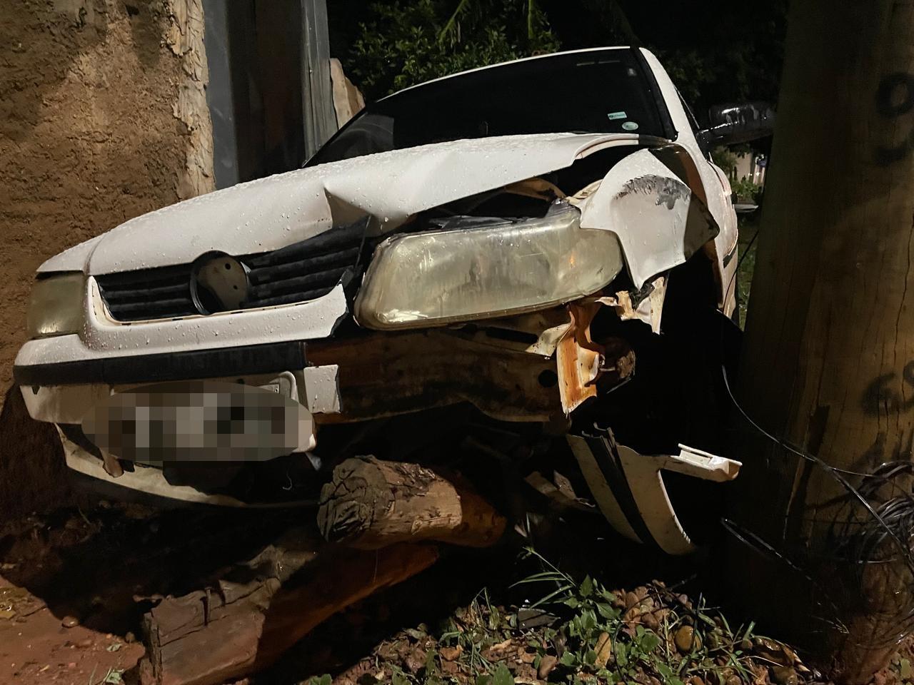 Mulher pega carro de idoso após uso de crack e causa acidente na Rua Yamaguti Kankit