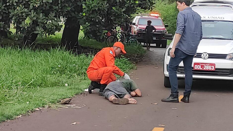 Padrasto vê corpo de homem morto e tem parada cardíaca em Campo Grande Padrasto vê corpo de homem morto e tem parada cardíaca em Campo Grande