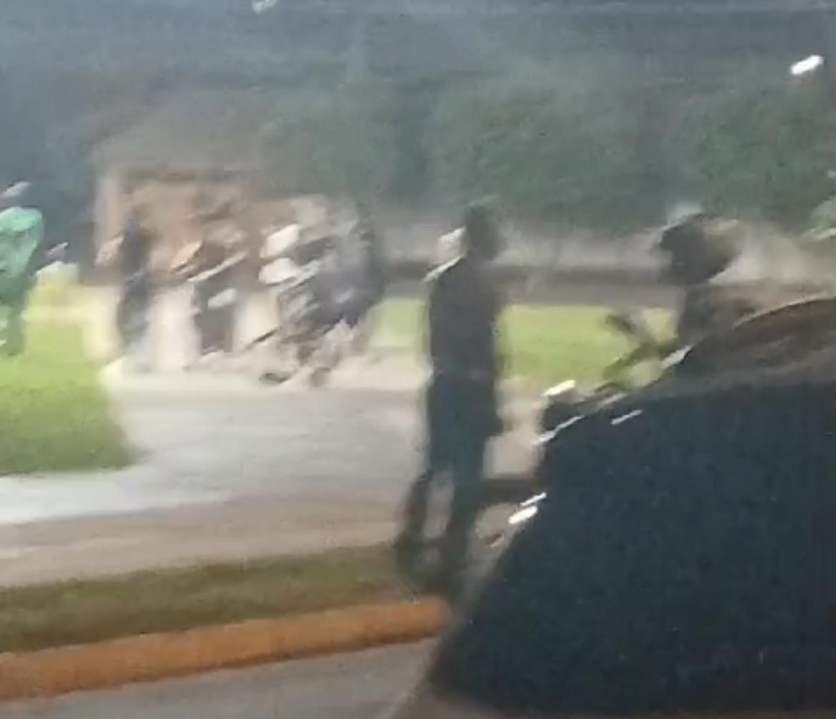 Polícia Militar acalma coletor em surto e recebe carinho de crianças em praça de Três Lagoas