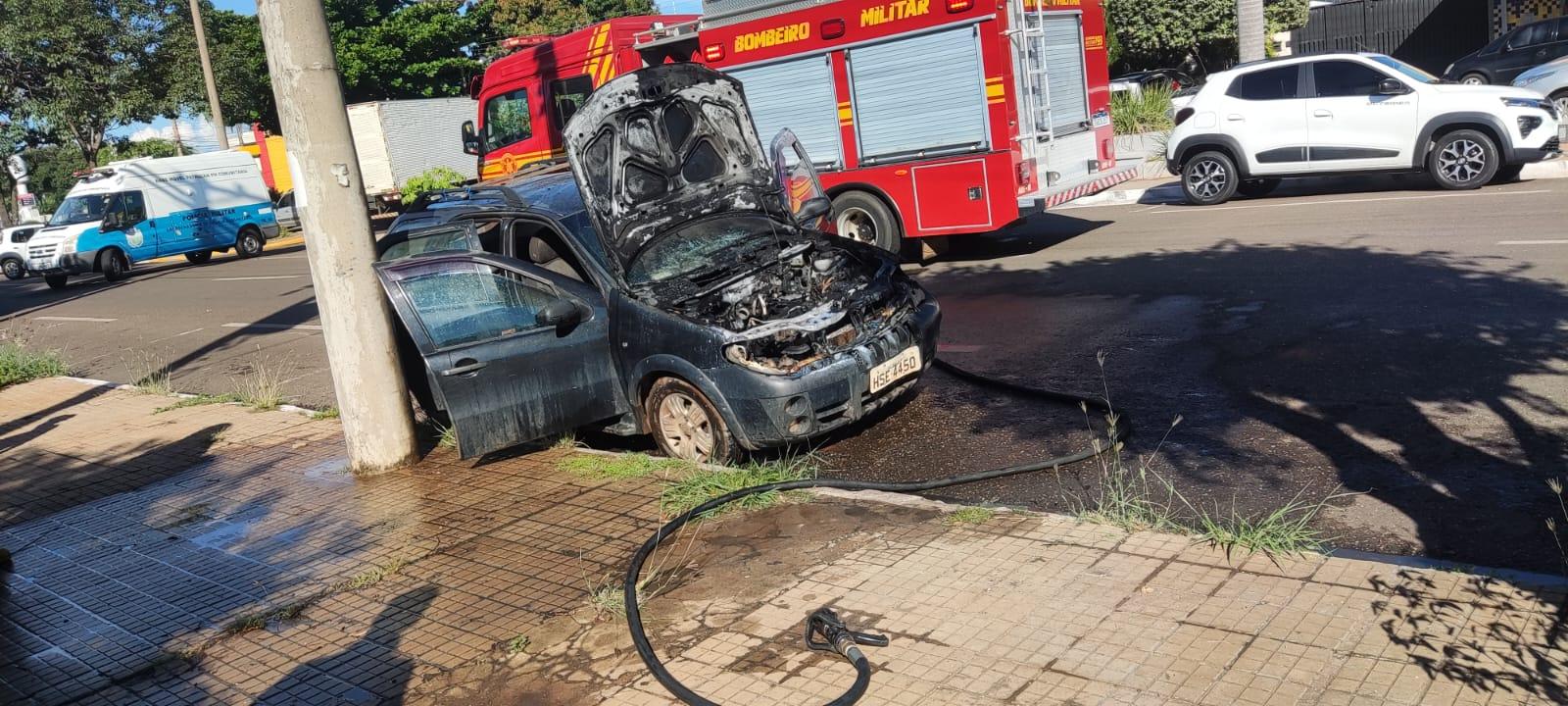 Veículo Pega Fogo no Bairro Lapa em Três Lagoas e Mobiliza Corpo de Bombeiros