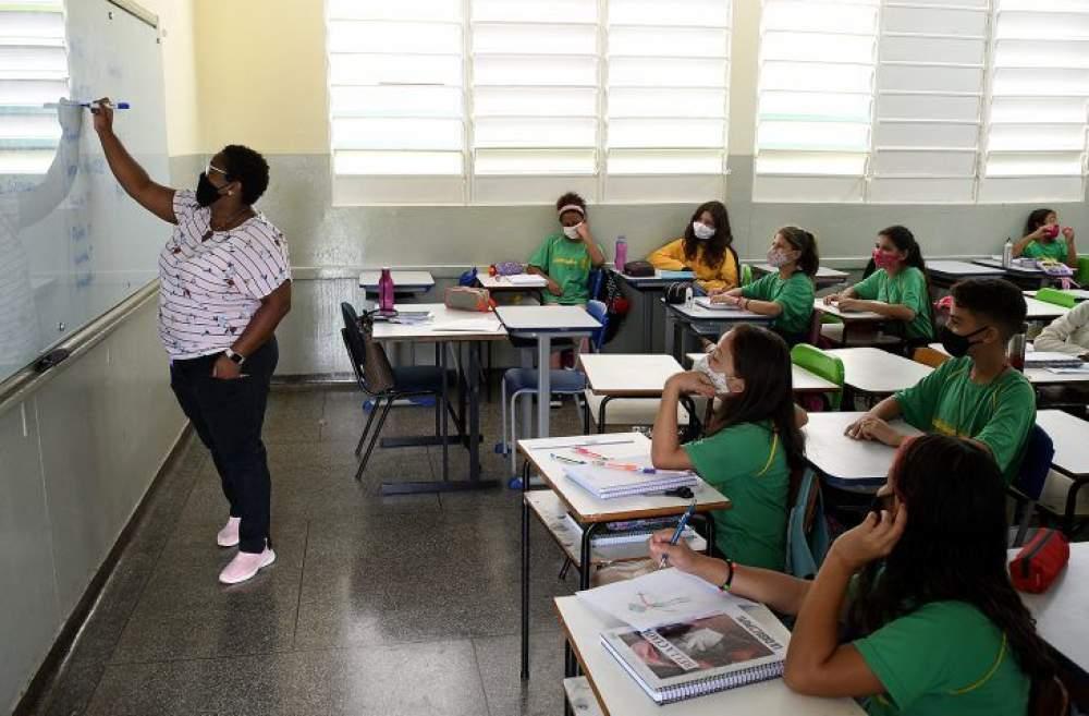 Volta às aulas 2025: calendário, matrículas e a nova lei de uso de celulares em Três Lagoas Volta às aulas 2025: calendário, matrículas e a nova lei de uso de celulares em Três Lagoas